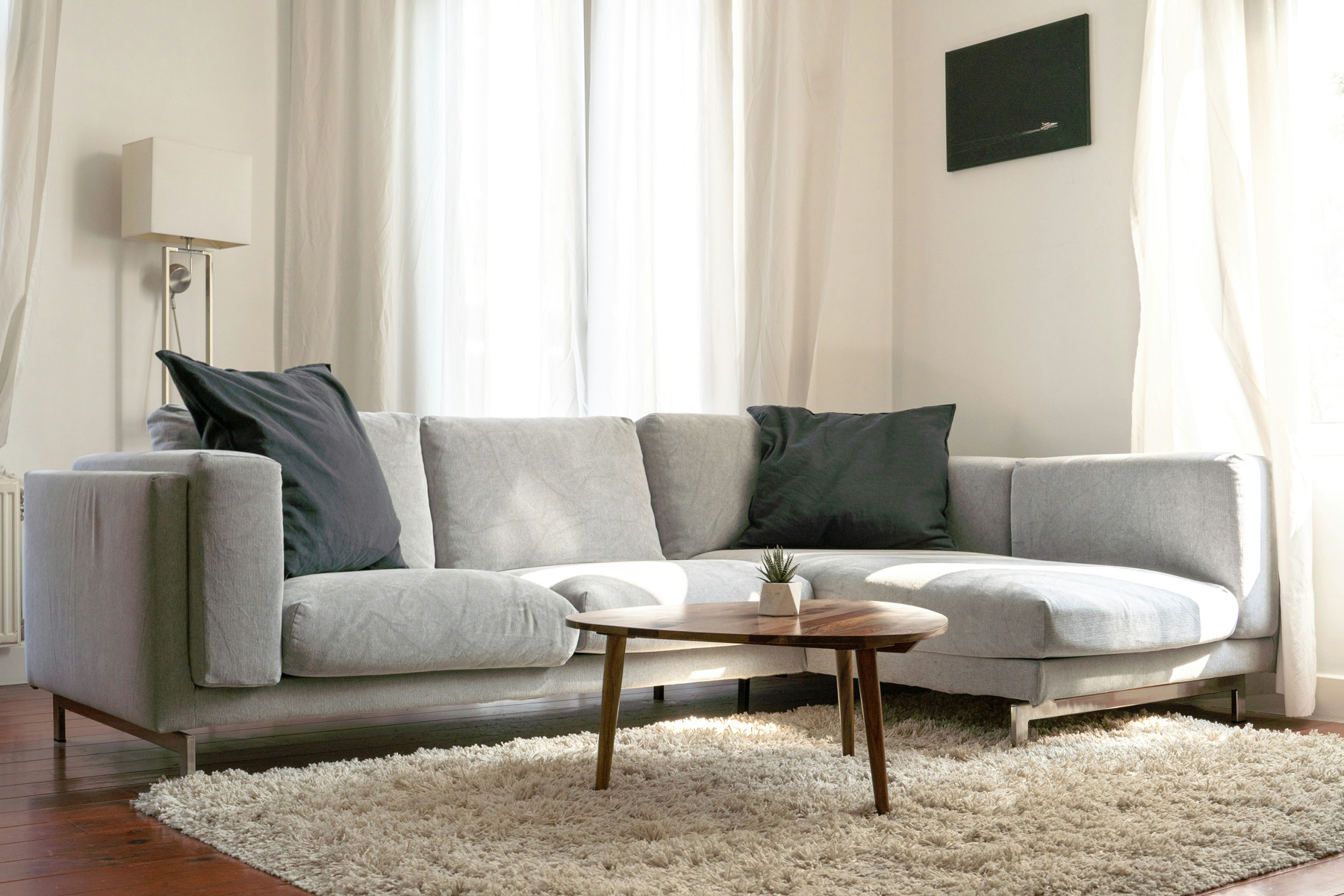 Sofa mit Stoffbezug im Wohnzimmer