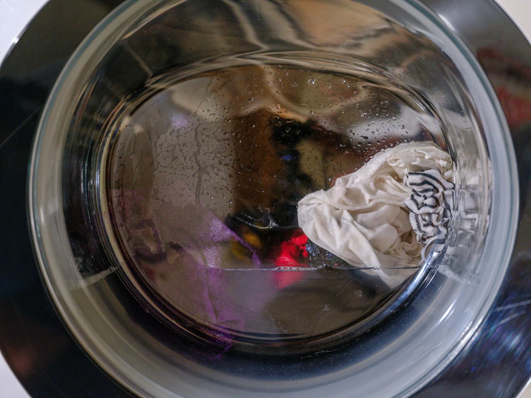 Kleidungsstück wird von einem Fleck behandelt