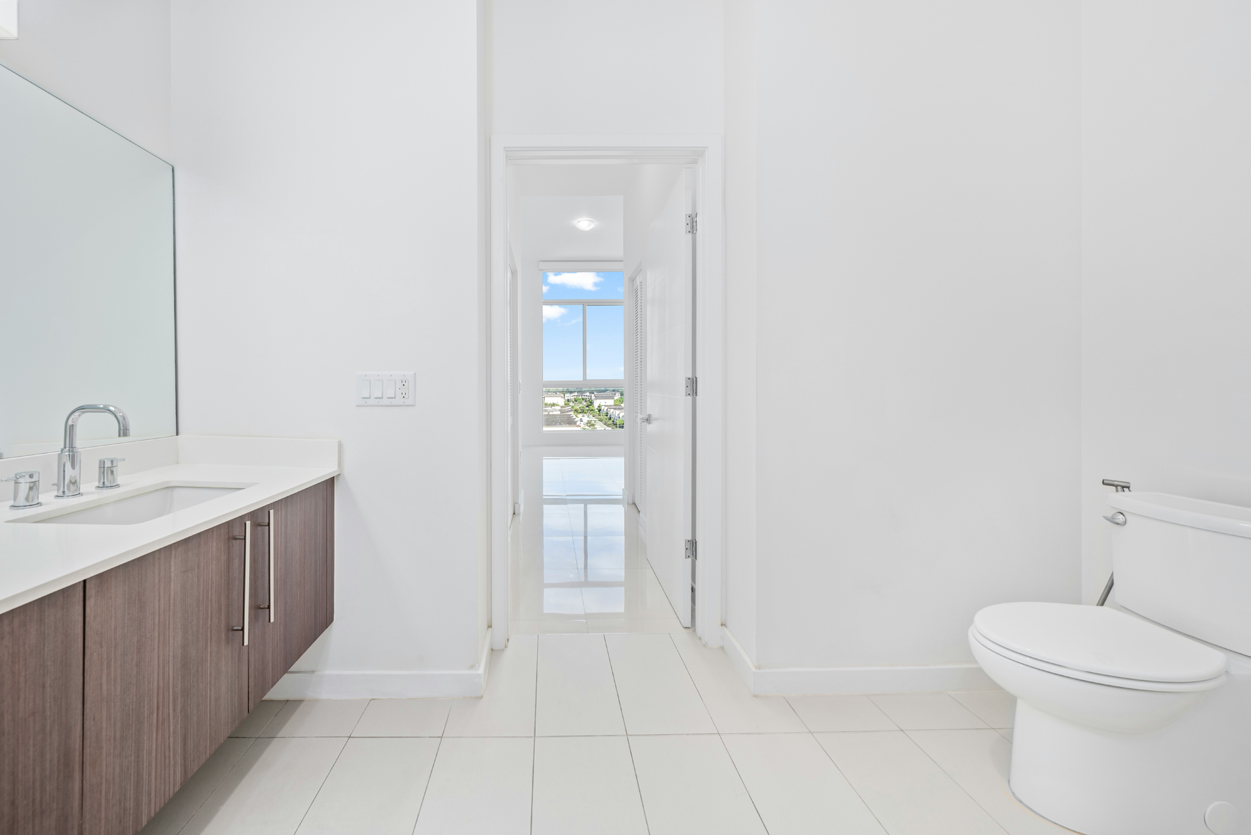 Toilette in einem sauberen Badezimmer