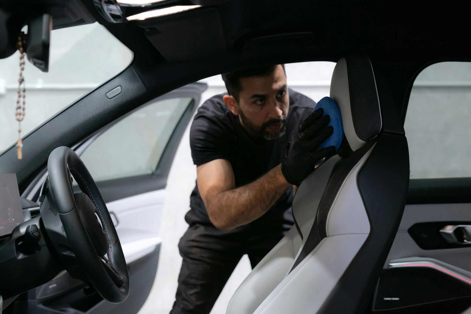 Autoinnenraum mit Sitzen und Teppich